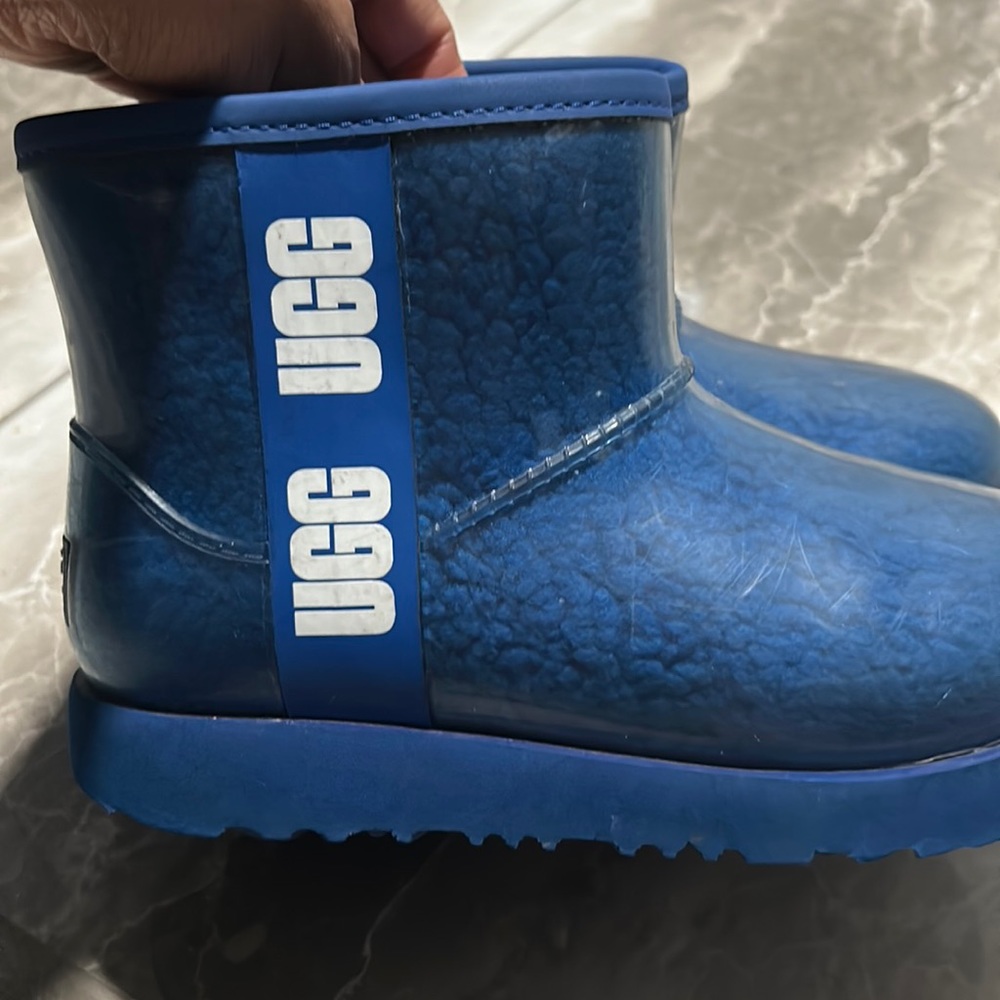 Cobalt blue kids Uggs! There is signs of wear.